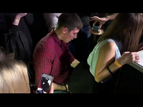 ❤️ Regte seks in 'n Russiese nagklub. 18-jarige Russiese meisie in die anus en vagina in 'n nagklub genaai Superseks by ons af.28films.ru ❌❤